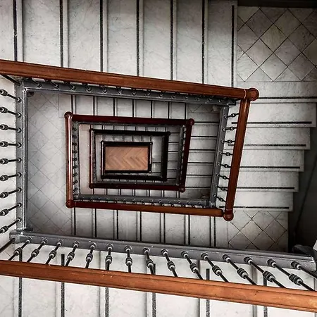 Ξενοδοχείο Midmost *